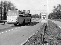 842773 Afbeelding van een lijnbus van vervoersmaatschappij Centraal Nederland op de Utrechtseweg (N237) bij De Bilt, ...